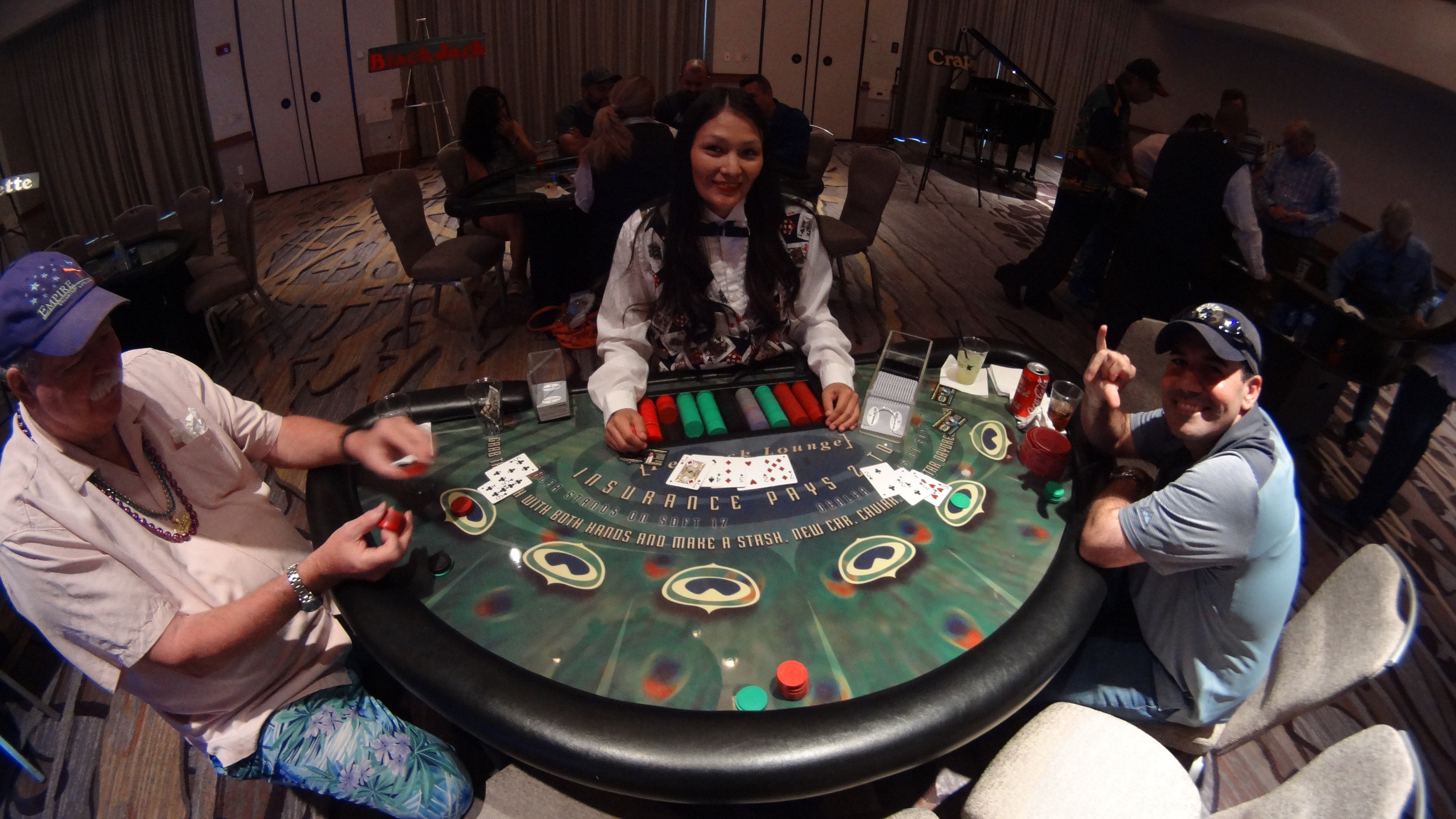 Ev casino зеркало. Казино для подростков. Атмосфера казино. Игра в казино. Казино в реальной жизни.